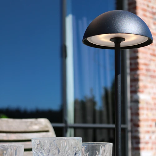 Lucide JOY - wiederaufladbare Tischlampe Innen/Außen - Akku/Batterie - Ø 12 cm - LED Dim. - 1x1,5W 3000K - IP54 - Schwarz - Atmosphäre 1
